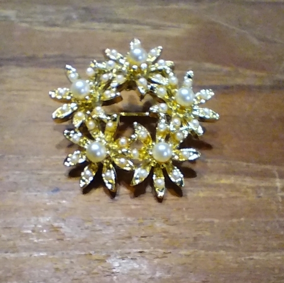 Vintage Gold Brooch With White Seed Beads, Faux Pearl Flowers, Star Patt… - Picture 2 of 7